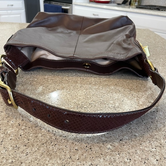 Coach chocolate brown leather shoulder bag with croc leather & gold hardware - Picture 3 of 6